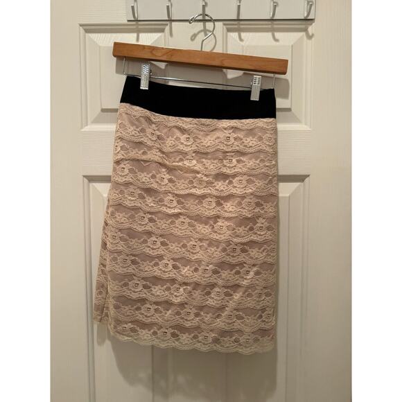 H&M Tiered Creme Lace Lined Pencil Skirt Size 8 - Picture 2 of 4